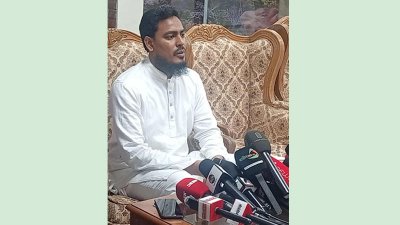 সংবাদ সম্মেলনে কথা বলছেন আখতার হোসেন