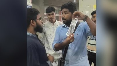 নিয়ম ভেঙে ভোটকেন্দ্রে লিফলেট বিতরণের অভিযোগ শিবিরের বিরুদ্ধে