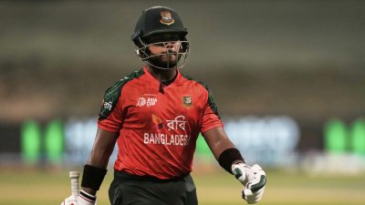 শুরুতে বিদায় নেন পারভেজ হোসেন।