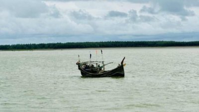সমুদ্র উপকূলে ভাসমান ফিশিং বোট।