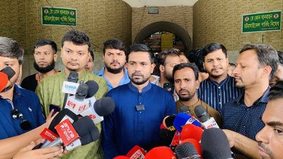 সাংবাদিকদের সঙ্গে কথা বলছেন  হাসান আল মামুন