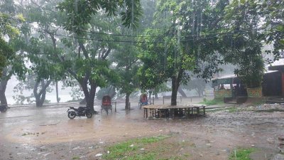 ক্যাম্পাসে মুষলধারে বৃষ্টি শুরু হয়েছে