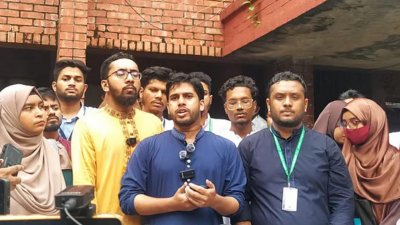 জাকসু নির্বাচনে ব্যাপক অসংগতি ও অনিয়মের অভিযোগ তুলে বাংলাদেশ ইসলামী ছাত্রশিবির সমর্থিত প্যানেলের পক্ষে কথা বলেন আরিফ উল্লাহ