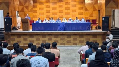 চট্টগ্রাম বিশ্ববিদ্যালয় কেন্দ্রীয় ছাত্র সংসদ (চাকসু) ও হল সংসদ নির্বাচনের প্রণীত খসড়ার আচরণবিধি নিয়ে শিক্ষার্থীদের সঙ্গে মতবিনিময় সভা করেন নির্বাচন কমিশন