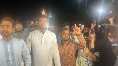 আবার নির্বাচনের দাবি জানিয়ে ক্যাম্পাসে মিছিল এবং সমাবেশ করেছে শাখা ছাত্রদল