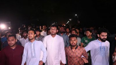 জাহাঙ্গীরনগর বিশ্ববিদ্যালয় কেন্দ্রীয় শিক্ষার্থী সংসদ (জাকসু) ও হল সংসদ নির্বাচন বর্জনের পর বিক্ষোভ মিছিল বের করেছে ছাত্রদল