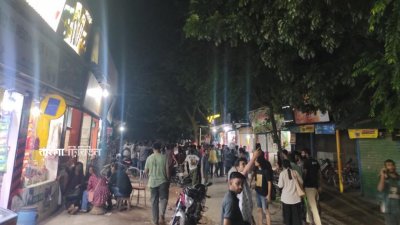 বিধি লঙ্ঘন করে বিএনপির অ্যাক্টিভিস্ট মারুফ মল্লিক ও ঢাকা জেলা স্বেচ্ছাসেবক দলের আহ্বায়ক নাজমুল হাসান অভি নির্বাচন কমিশন কার্যালয়ে গেছেন