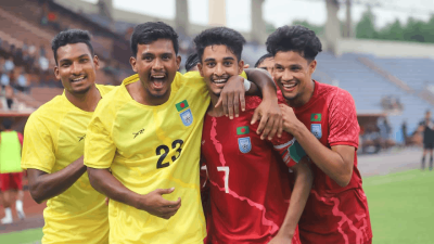 সতীর্থদের সঙ্গে ৭ নং জার্সি পরিহিত শেখ মোরসালিন