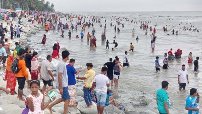 ঢেউয়ের আকর্ষণে কুয়াকাটা সমুদ্রসৈকতে পর্যটকদের ভিড়