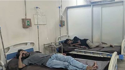 তাদের মধ্যে তিন শিক্ষার্থীকে বিশ্ববিদ্যালয়ের মেডিক্যাল সেন্টারে চিকিৎসা দেওয়া হচ্ছে