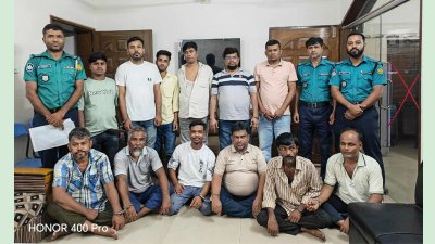 থানার টহল দল দ্রুত ঘটনাস্থলে গিয়ে স্থানীয়দের সহযোগিতায় ১২ জনকে আটক করে