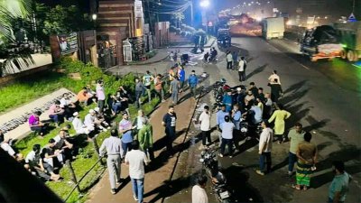 বিশ্ববিদ্যালয়ের ফটকগুলোর সামনে ও আশেপাশে অবস্থান নিয়েছেন তারা