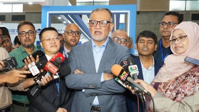 সাংবাদিকদের সঙ্গে কথা বলছেন বাণিজ্য উপদেষ্টা শেখ বশিরউদ্দীন/বাংলা ট্রিবিউন