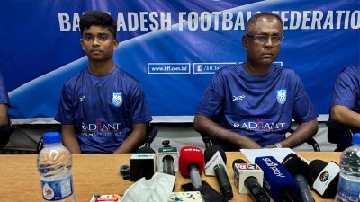 বাফুফে ভবনে আয়োজিত সংবাদ সম্মেলনে কোচ গোলাম রব্বানী ছোটন (ডানে)/বাংলা ট্রিবিউন