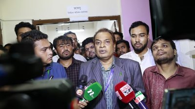 সাংবাদিকদের ব্রিফ করেন জাকসুর প্রধান নির্বাচন কমিশনার