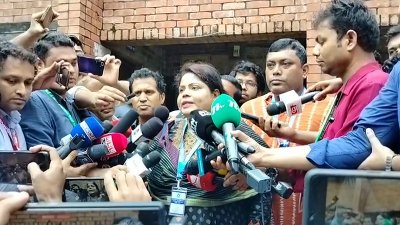 ভোট গণনার কেন্দ্র থেকে বেরিয়ে সাংবাদিকদের সামনে ঘোষণা দেন রিটার্নিং কর্মকর্তা সুলতানা আকতার