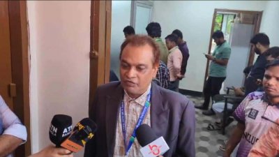 সাংবাদিকদের সঙ্গে কথা বলছেন জাকসু নির্বাচনের প্রধান নির্বাচন কমিশনার অধ্যাপক মো. মনিরুজ্জামান