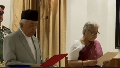 কার্কিকে শপথ পাঠ করাচ্ছেন প্রেসিডেন্ট পাওদেল। ছবি: খবর হাব