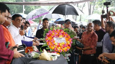 শহীদ মিনার প্রাঙ্গণে  ফরিদা পারভীনকে শ্রদ্ধা নিবেদন ও বিদায় জানানো হয় (ছবি: নাসিরুল ইসলাম)