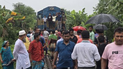 স্থানীয়দের অবরোধের মুখে আটকে পড়েছে ট্রেন