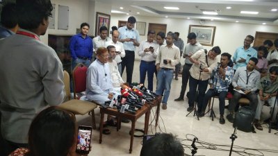 সাংবাদিকদের সঙ্গে কথা বলছেন বাংলাদেশ জামায়াতে ইসলামীর সহকারী সেক্রেটারি জেনারেল এ এইচ এম হামিদুর রহমান আযাদ