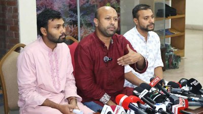সাংবাদিকদের সঙ্গে কথা বলছেন ব্যারিস্টার আসাদুজ্জামান ফুয়াদ