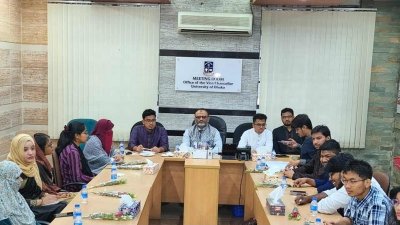রবিবার সকালে ঢাকা বিশ্ববিদ্যালয়ের উপাচার্য এবং ডাকসুর সভাপতি অধ্যাপক নিয়াজ আহমদ খানের সভাপতিত্বে কার্যনির্বাহী পরিষদের প্রথম সভা উপাচার্যের অফিস সংলগ্ন সভাকক্ষে অনুষ্ঠিত হয়/বাংলা ট্রিবিউন