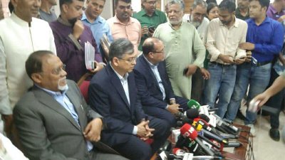 সাংবাদিকদের সঙ্গে কথা বলছেন বিএনপির স্থায়ী কমিটির সদস্য সালাহ উদ্দিন আহমেদ