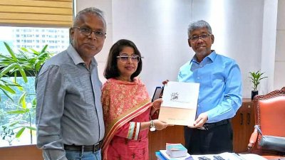 এনবিআর চেয়ারম্যানের সঙ্গে আলোচনায় অংশ নেন আত্মা’র আহ্বায়ক মতুর্জা হায়দার লিটন, সহ-আহ্বায়ক নাদিরা কিরণ ও মিজান চৌধুরী এবং প্রজ্ঞা’র মেহেদী হাসান