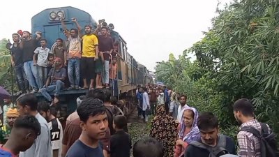 ভাঙ্গা উপজেলার হামিরদি রেলক্রসিংয়ে নকশীকাঁথা ট্রেন আটকে দেয় বিক্ষুব্ধরা