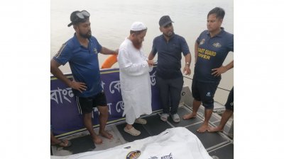 মরদেহের পাশে কোস্টগার্ড সদস্যরা