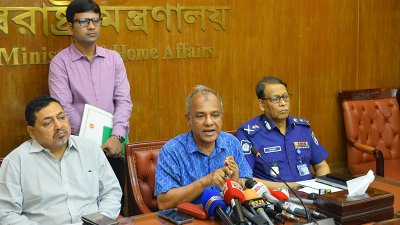 ব্রিফিংকালে স্বরাষ্ট্র উপদেষ্টা লেফটেন্যান্ট জেনারেল মো. জাহাঙ্গীর আলম চৌধুরী (অব.)
