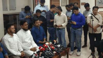 সাংবাদিকদের সঙ্গে কথা বলছেন আখতার হোসেন