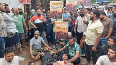 গাজীপুরে ৫৭ জন শ্রমিককে সাময়িক বরখাস্তের প্রতিবাদে মানববন্ধন ও বিক্ষোভ করেছেন মোহাম্মদিয়া গ্রুপের এমজি নিট ফ্লেয়ার এবং এমজি ফ্যাশন সোয়েটার লিমিটেড পোশাক কারখানার শ্রমিকরা