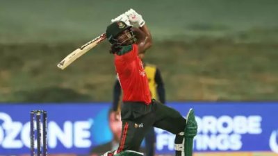 শট খেলার পথে জাকের আলী।