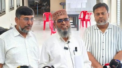 রবিবার দুপুরে কোষাধ্যক্ষ কার্যালয়ের সামনে সাংবাদিকদের বিভিন্ন প্রশ্নের জাবাব দিয়েছেন রাকসুর প্রধান নির্বাচন কমিশনার অধ্যাপক ড. এফ নজরুল ইসলাম