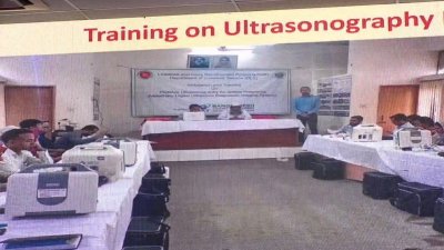 রংপুরে মৎস্য ও প্রাণিসম্পদ মন্ত্রণালয়ের উপদেষ্টা ফরিদা আখতারের উপস্থিতিতে বিভাগীয় পর্যালোচনা সভার ভার্চুয়াল প্রেজেন্টেশনের সময় শেখ মুজিবুর রহমান ও শেখ হাসিনার ছবি প্রদর্শন