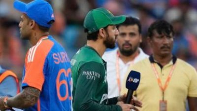 টসের সময়ও হাত মেলাননি দুই অধিনায়ক।