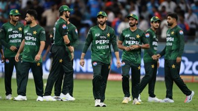 পাকিস্তানের খেলোয়াড়দের সঙ্গে হাত মেলাননি ভারতের ক্রিকেটাররা।