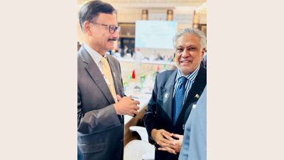 পররাষ্ট্র উপদেষ্টা মো. তৌহিদ হোসেনের সঙ্গে পাকিস্তানের উপ-প্রধানমন্ত্রী ও পররাষ্ট্রমন্ত্রী মোহাম্মদ ইসহাক দার