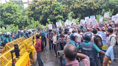 আন্দোলনকারীদের ছত্রভঙ্গ করতে জলকামান ও একটি সাউন্ড গ্রেনেড নিক্ষেপ করা হয়