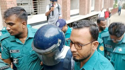 আদালত চত্বরে বাংলাদেশি বংশোদ্ভূত মার্কিন যুক্তরাষ্ট্রের নাগরিক এনায়েত করিম চৌধুরী