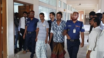 আসামিদের উপস্থিতিতে রায় প্রদান করেন বিচারক