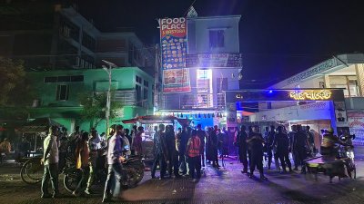 রবিবার সন্ধ্যায় টুঙ্গিপাড়া পৌরসভার মাল্টিপারপাস মার্কেটের সামনে দুই গ্রামের লোকজন সংঘর্ষে জড়ায়