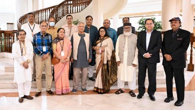 রাষ্ট্রীয় অতিথি ভবন যমুনায় প্রধান উপদেষ্টার সঙ্গে হিন্দু ধর্মীয় নেতারা/পিআইডি