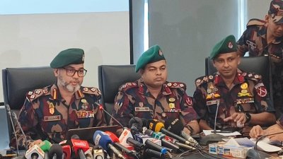 সাংবাদিকদের সঙ্গে কথা বলছেন বিজিবি রামু সেক্টর কমান্ডার কর্নেল মোহাম্মদ মহিউদ্দিন আহমেদ