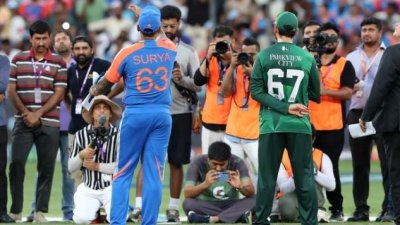 ম্যাচের পর পাকিস্তানের খেলোয়াড়দের সঙ্গে হাত মেলাননি ভারতের খেলোয়াড়রা।