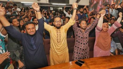জাকসু নির্বাচনের ফল ঘোষণার পর বিজয়ীদের উচ্ছ্বাস