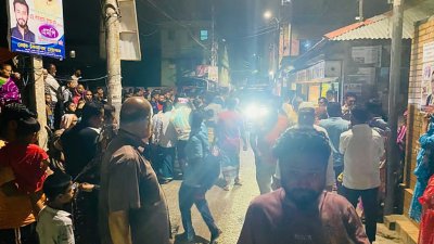 ঘটনাস্থলে স্থানীয়রা