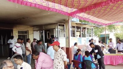 বেহালিয়াতে শামিয়ানা টাঙিয়ে সেবা প্রদান করা হচ্ছে। ছবি: দ্য কাঠমাণ্ডু পোস্ট
